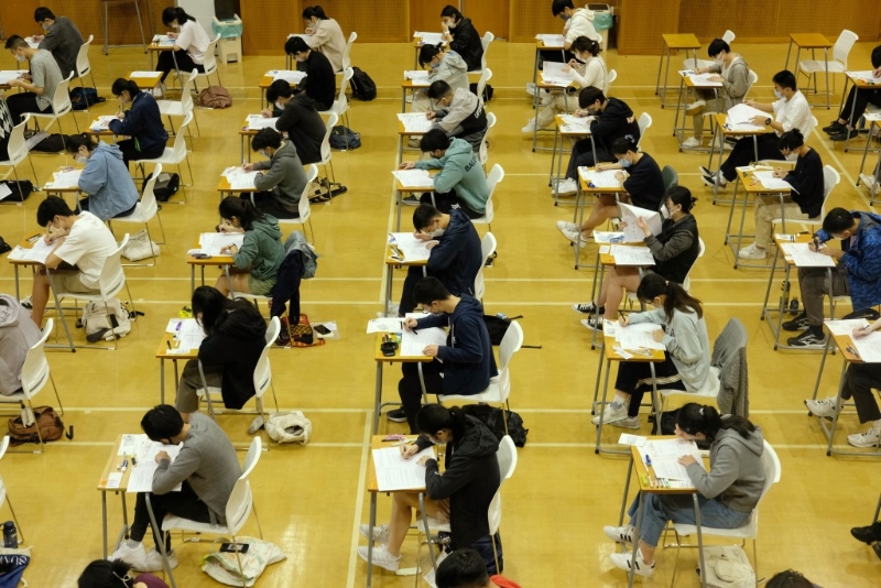 考试及评核局上月指内地港人子弟须来港应考文凭试。