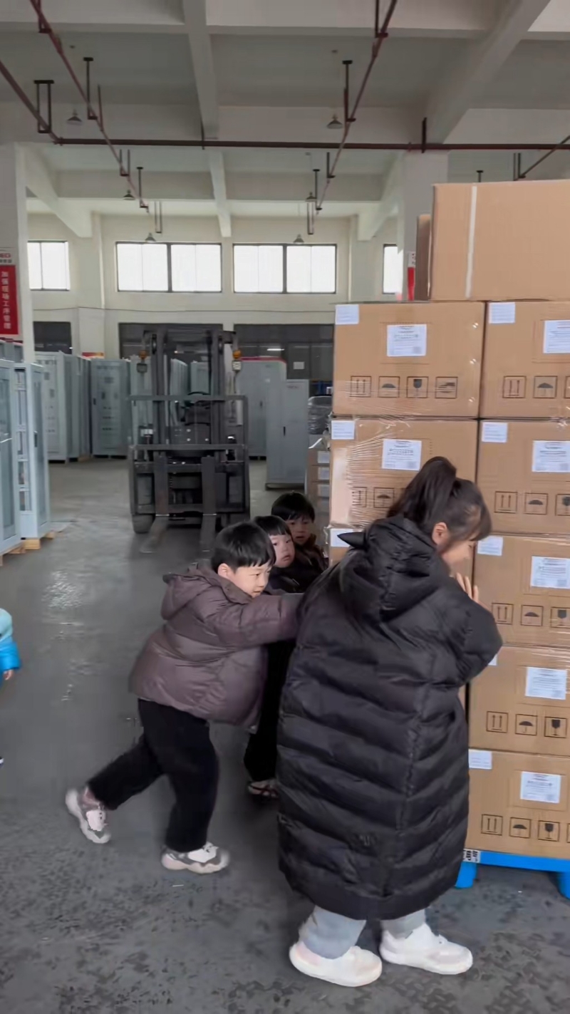 近日赵万龙上载影片，新年将至，赵万龙的工厂不少员工都放假，赵万龙请9名子女到工厂帮忙。