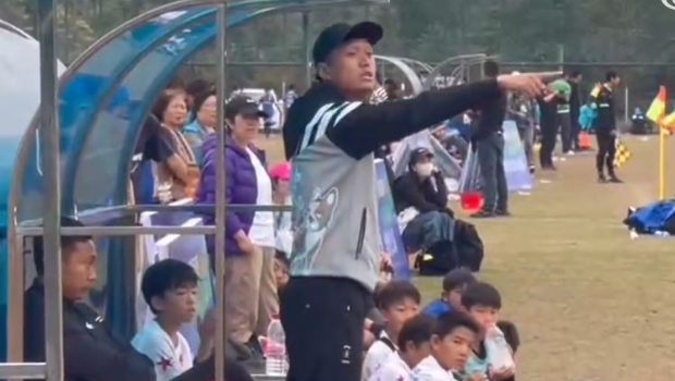 沈阳奥飒启星主教练吴高俊（前中超辽宁队球员）不断在场边指挥小球员。