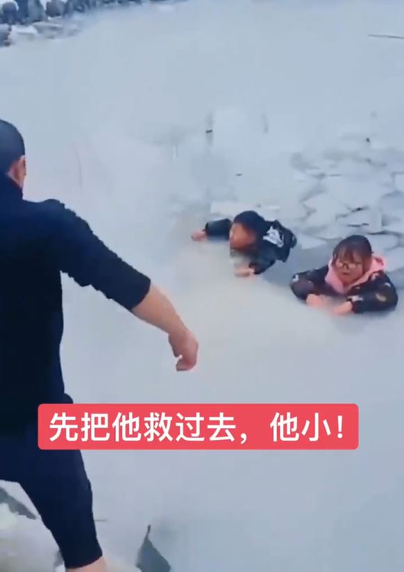 小童跌落冰湖