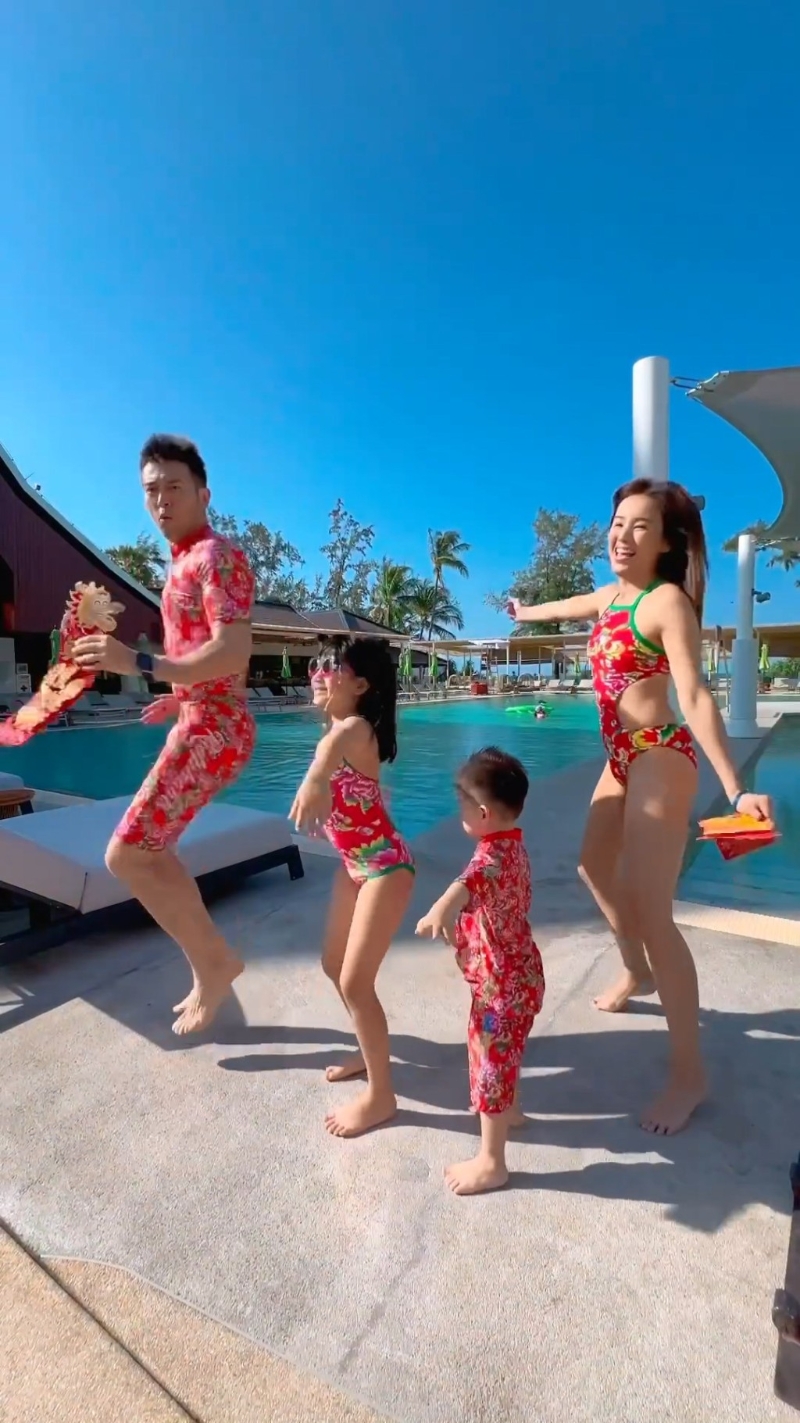 杨洛婷一家人穿上东北大花袄款式的泳衣。