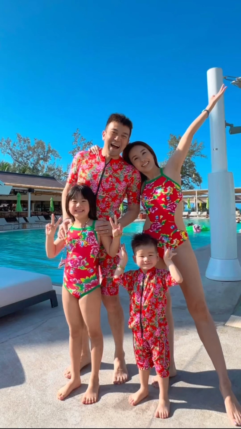 网民指杨洛婷一家身上是“开运泳衣”。