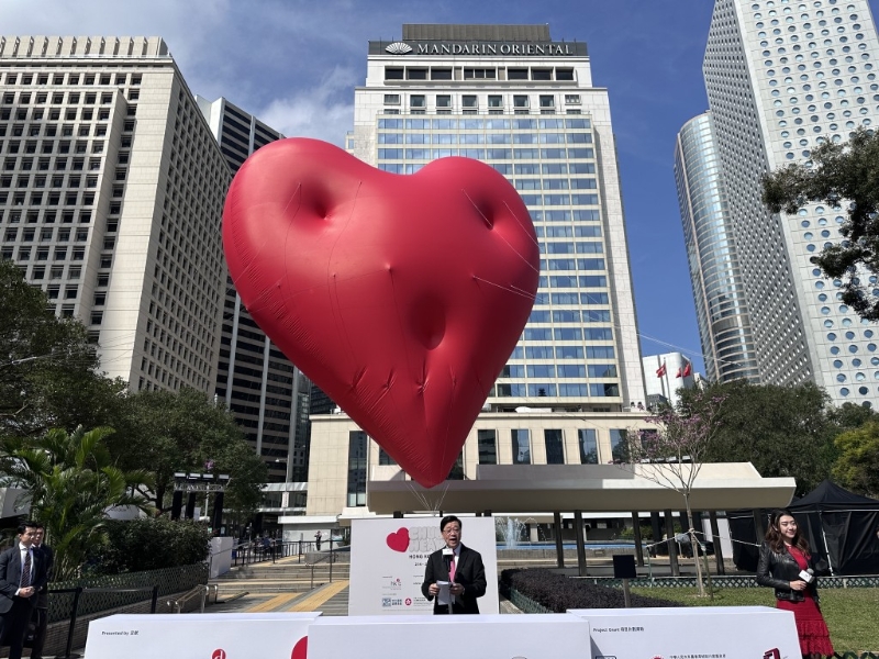 由著名设计师Anya Hindmarch构思、香港设计中心策展的Chubby Hearts Hong Kong（14日）至元宵节期间展出。 苏正谦摄