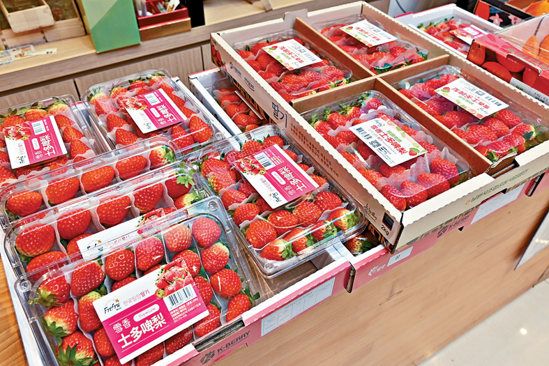 韩国人气雪香草莓新鲜大颗，饱满有光泽，鲜甜多汁。