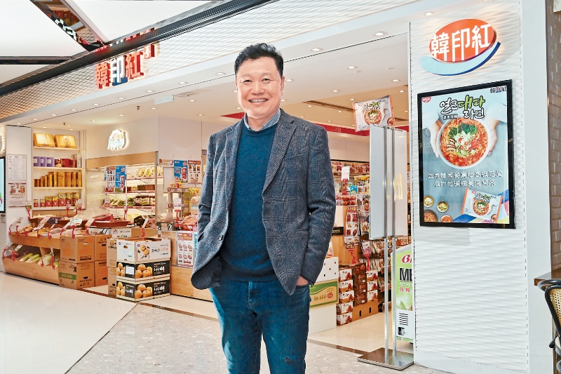 韩印红代表理事林栽 华把家乡锦山盛产的人参引进香港销售，创下理想业绩。