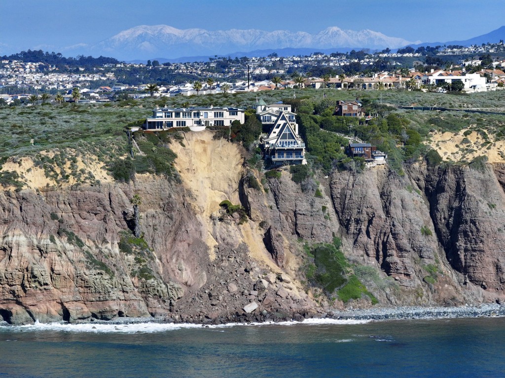 加州3豪宅危立悬崖触目惊心，工程师看过后…… - 星岛环球网