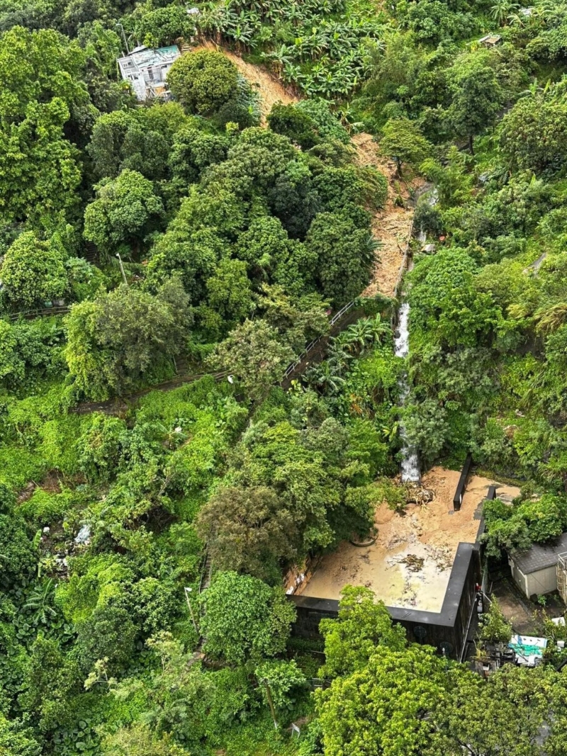 葵涌梨贝街泥石坝在暴雨中发挥作用，成功拦截天然山坡发生的山泥倾泻。土拓署供图