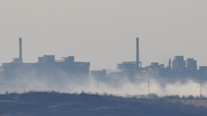 2月15日，阿夫迪夫卡（Avdiivka）一间化工厂附近冒出浓烟。路透社