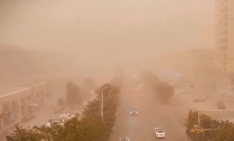 新疆特强沙尘暴，整个城市也被沙尘吞噬。