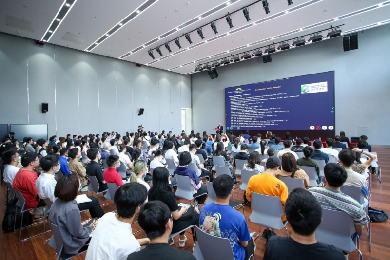 发展局联同业界于内地多间大学举办宣讲会，介绍香港建造行业的发展机遇，吸引相关专业人才来港发展。宁汉豪网志