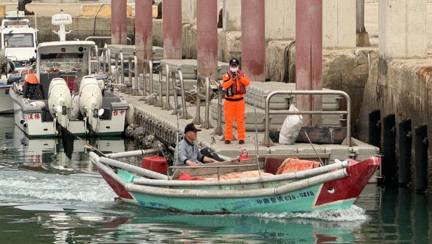 金门新湖渔港渔民18日仍照常出海作业捕鱼。