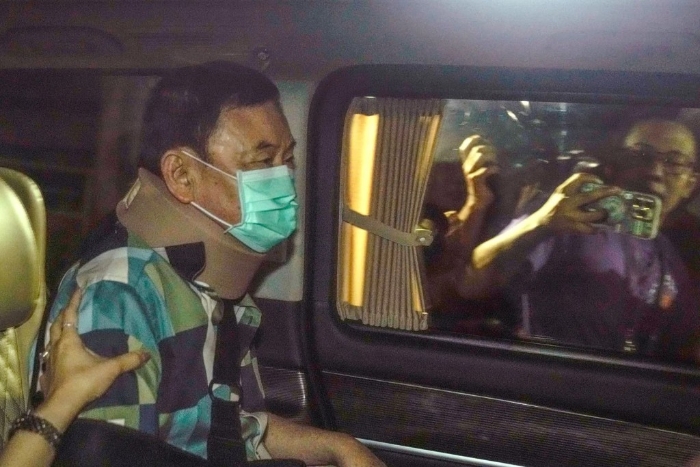 他信获得假释返回曼谷住所，被外界质疑得到特殊待遇