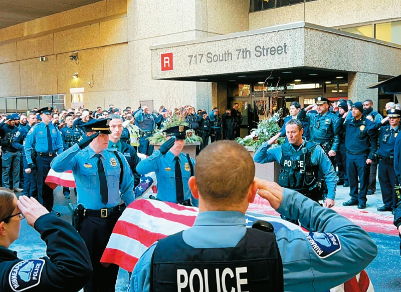 图为2名遇害警员和1名消防员的遗体，被盖上国旗后运往县法医办公室。 明星论坛报图片