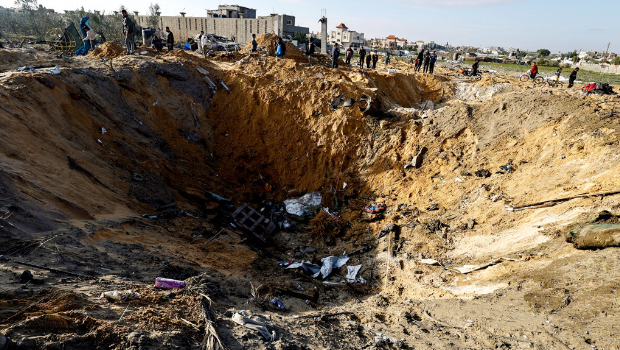 画面为以色列空袭拉法后留下的巨大坑洞。