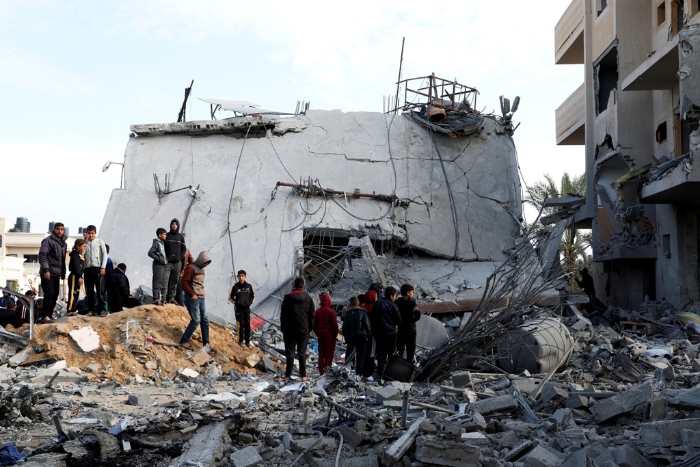 画面为以色列空袭拉法后的景象。