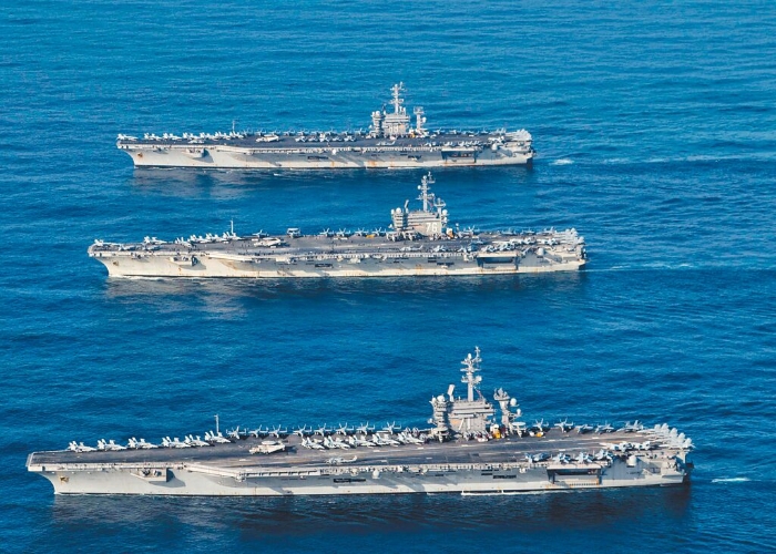 美军的三航母编队。
