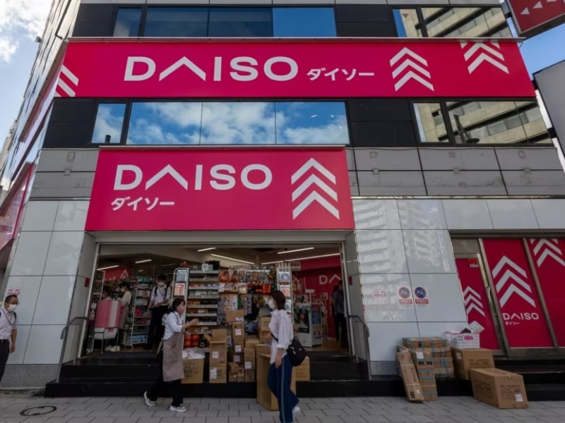 彭博于2017年报道，矢野博丈发展100日圆连锁店的时候，正值日本在经济泡沫爆破后消费文化大幅转变的开始，并引述专家指“他的时机非常完美”。
