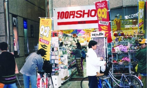 1990年代日本泡沫经济爆破，在工资停滞不前情况下，日本人对物美价廉的商品需求旺盛，DAISO刚好迎合了这一消费趋势，迅速在日本扩张并发展连锁经营模式。