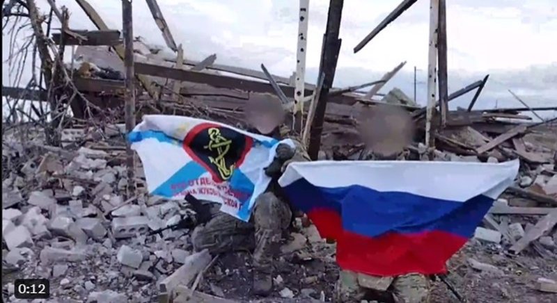 一段争议影片显示，俄军在克林基举起国旗，但是线索太少，确切地点不明。(图：X)