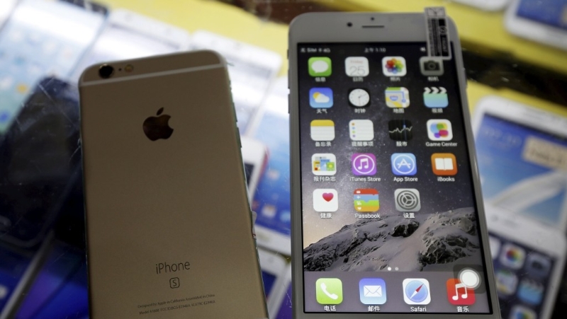 山寨iPhone几可乱真，图为多年前在深圳贩售的假iPhone 6s（左）和假iPhone 6 Plus（右），分别价值580元和630元人民币。 路透社