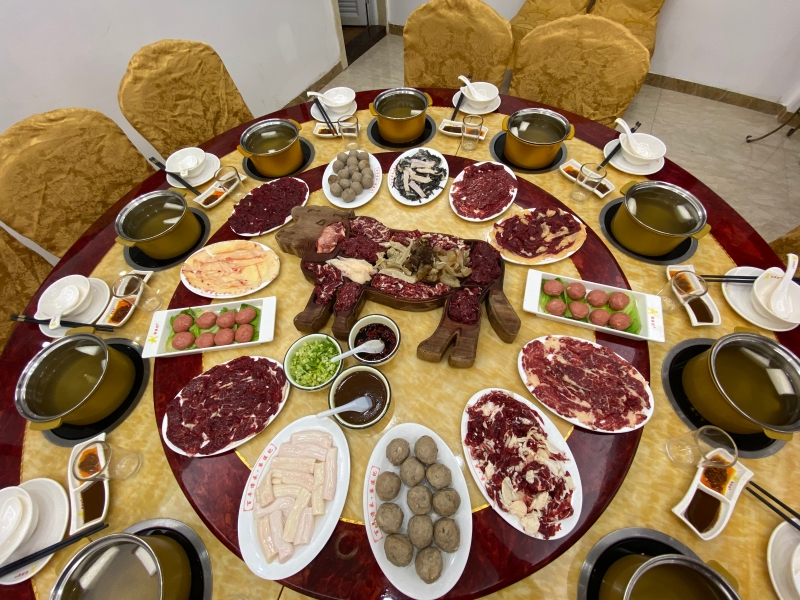 潮汕牛肉火锅全牛宴，充分体现了潮菜的精细特征。