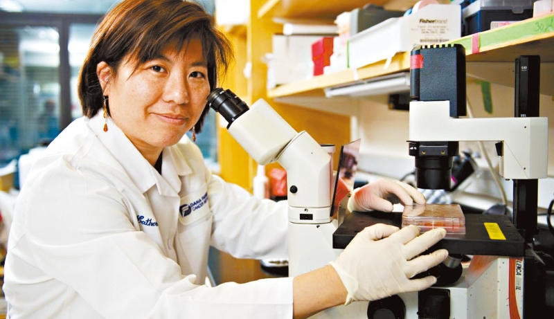 波士顿华裔肿瘤学家吴聚英成功开创一款新型癌症疫苗，获瑞典皇家科学院授予舍贝里奖，以表彰她对癌症研究的贡献。 达纳法伯癌症 研究所图片