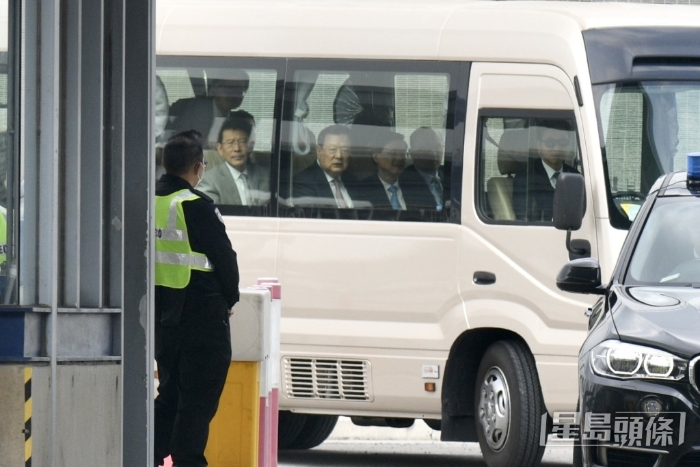 港澳办主任夏宝龙车队离开机场，特首李家超坐在他身边。