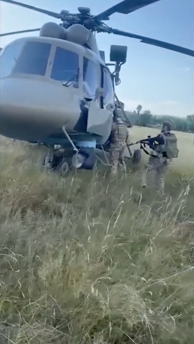 叛徒当天，乌军检查库兹米诺夫交出的米-8直升机。