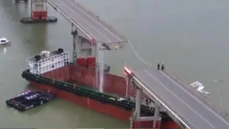 广州南沙沥心沙大桥被船撞断。央视截图