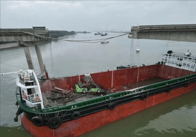 网传照片可见，广州南沙沥心沙大桥明显断开，船上疑似有打捞出来的车辆。微博图片