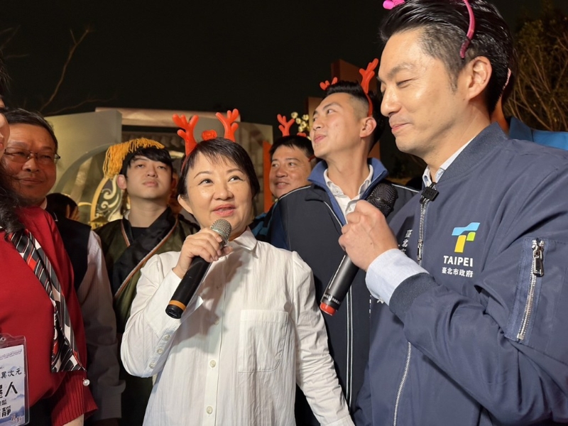 台北市长蒋万安前往台中与「蓝营一姐」台中市长卢秀燕相见欢。