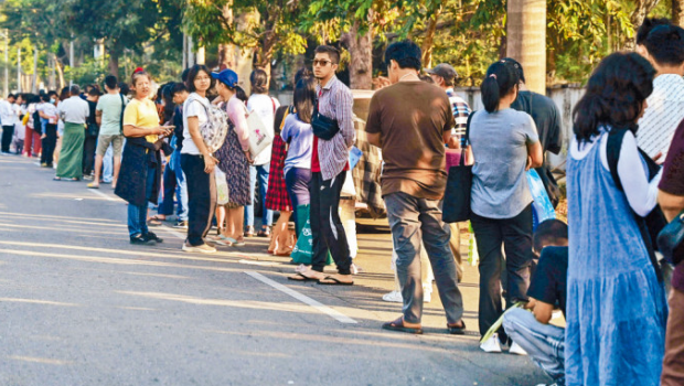 征兵令颁布后，大批民众在泰国驻仰光大使馆外排队申请签证。