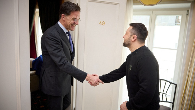 吕特曾会晤乌克兰总统泽连斯基（右）。
