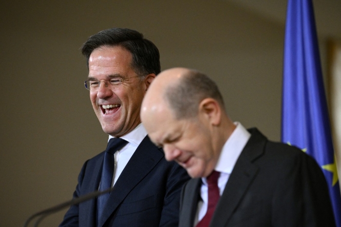 德国总理朔尔茨（右）支持吕特出任北约下任秘书长。