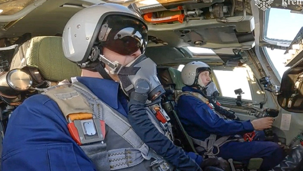 普京身穿飞行服坐在副机师位置，完成30分钟飞行。