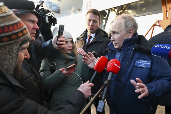 普京在降落后对媒体说，款战略轰炸机非常可靠。