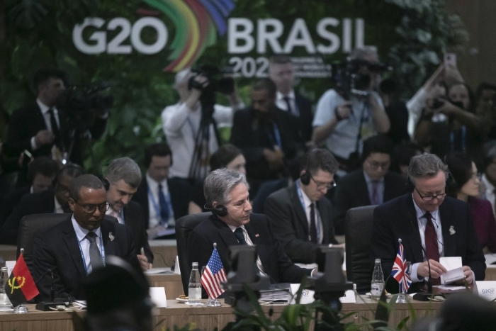 美国国务卿布林肯（中）英国外相卡梅伦（右）出席G20外长会议。