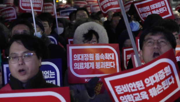 韩国医疗界抗议扩招医科生发起的集体辞职罢工行动持续。