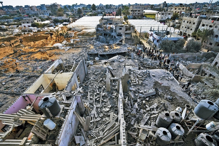 加沙南部拉法市数栋房屋遭以军炸毁，据称2名以色列人质被扣押在此处。　