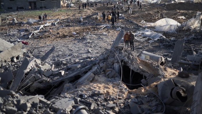 以军空袭加沙拉法，巴勒斯坦民众检视被炸毁的房屋。