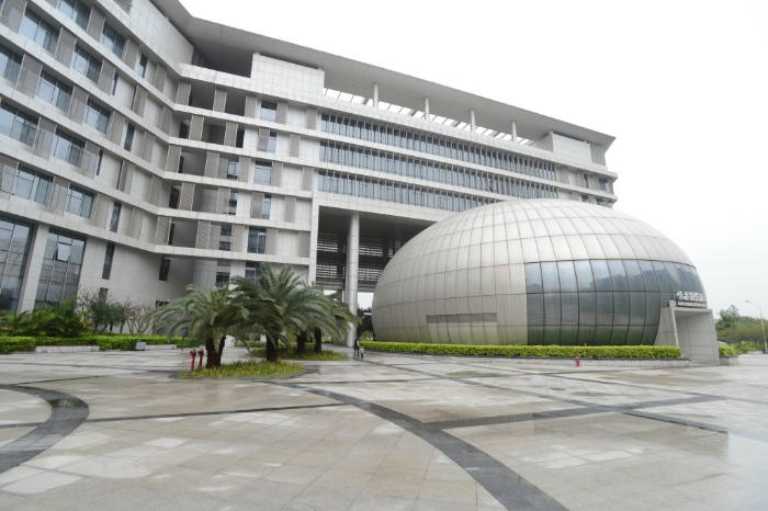 港大深圳医院为三级甲等医院，由深圳政府投资，採港式管理的大型综合性公立医院。