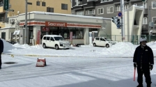日本北海道无业男子持刀便利店乱砍，3店员受伤其中一人不治