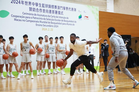 李宁官宣赞助澳门学界篮球队，韦德惊喜现身与学生互动