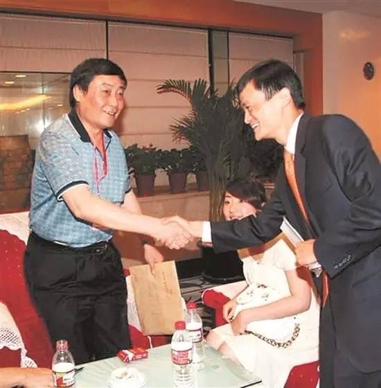 宗庆后(左)和马云(右) ，在暴发“虚实经济之争”后“握手言和”。
