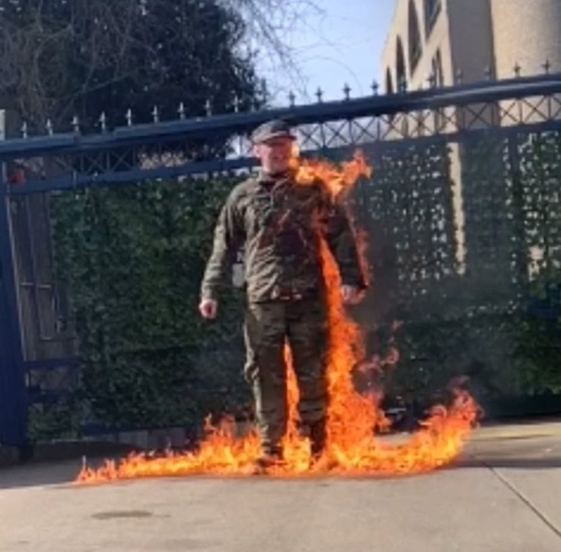 身穿军服男子在华盛顿以色列大使馆外自焚。 X图片