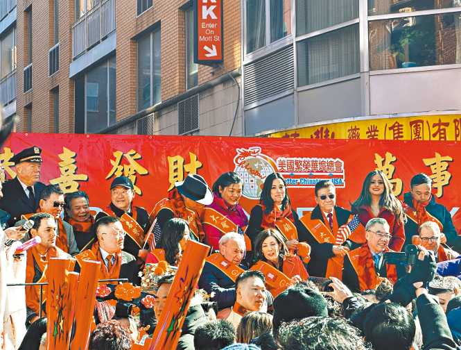 民选官员共庆新春。