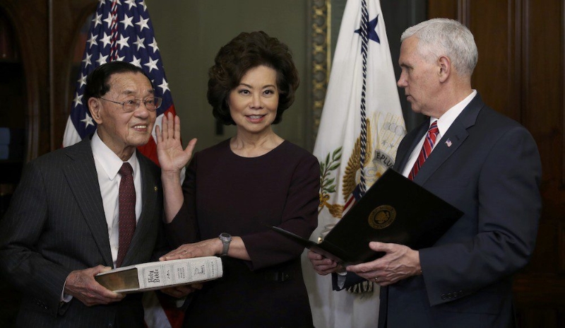 赵小兰在父亲陪同下，2017年宣誓成为美国运输部长。 路透社