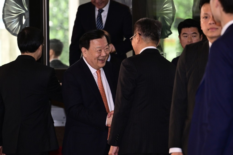 早上约10时半，夏宝龙到政府总部与金融界代表会面。 他与财政司司长陈茂波握手。