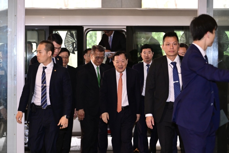 早上约10时半，夏宝龙到政府总部与金融界代表会面。