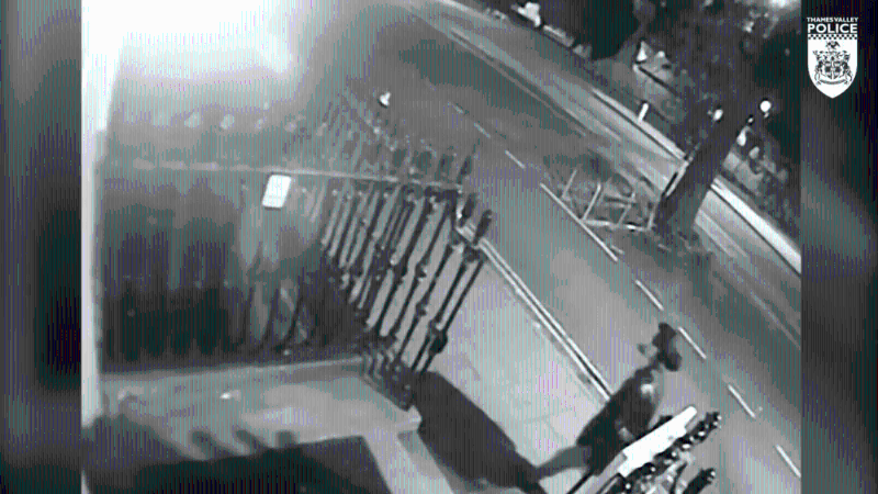 闭路电视可见当时卡雷诺独自一人在街上步行，似乎有点迷路。 Thames Valley Police